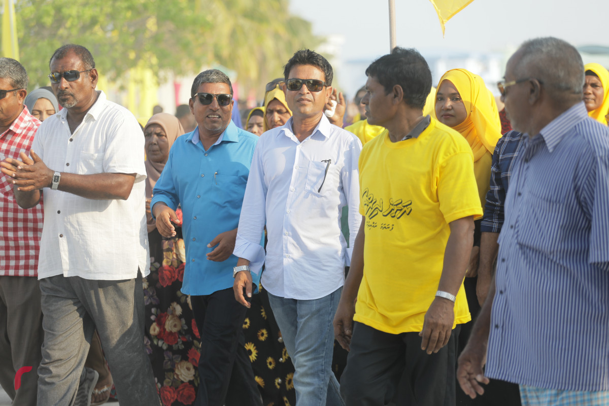 7 މޭޕްރީލް 2019 -- ހޯރަފުށި ދާއިރާއަށް އިންތިހާބު ވެފައިވާ ކެންޑިޑޭޓް އަހްމަދު ސަލީމް ދާއިރާގެ އުލިގަމަށް ވެސް ވަޑައިގަތެވެ. އުލިގަމުން ވެސް ވަނީ ސައްލެ އަށް ވަރަށް ހޫނު މަރުޙަބާއެއް ކިޔާފައެވެ.-- ފޮޓޯ: ޝުއައިބް މުހައްމަދު/ރާއްޖެ.އެމްވީ