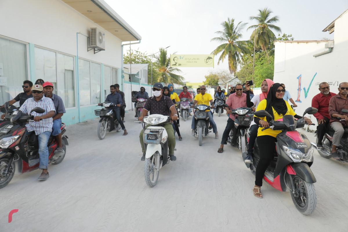 7 މޭޕްރީލް 2019 --އިންތިހާބު ކާމިޔާބުވުމުގެ އުފާ ފާޅުކުރުމުގެ ގޮތުން ހޯރަފުށީގައި ވަނީ ހިނގާލުމެއް ބާއްވާފައި. މި ހިނގާލުމުގައި އަހުމަދު ސަލީމްގެ އިތުރުން ވަރަށް ގިނަ އަދަދެއްގެ ބަޔަކު ވަނީ ބައިވެރިވެފައި-- ފޮޓޯ: ޝުއައިބް މުހައްމަދު/ރާއްޖެ.އެމްވީ