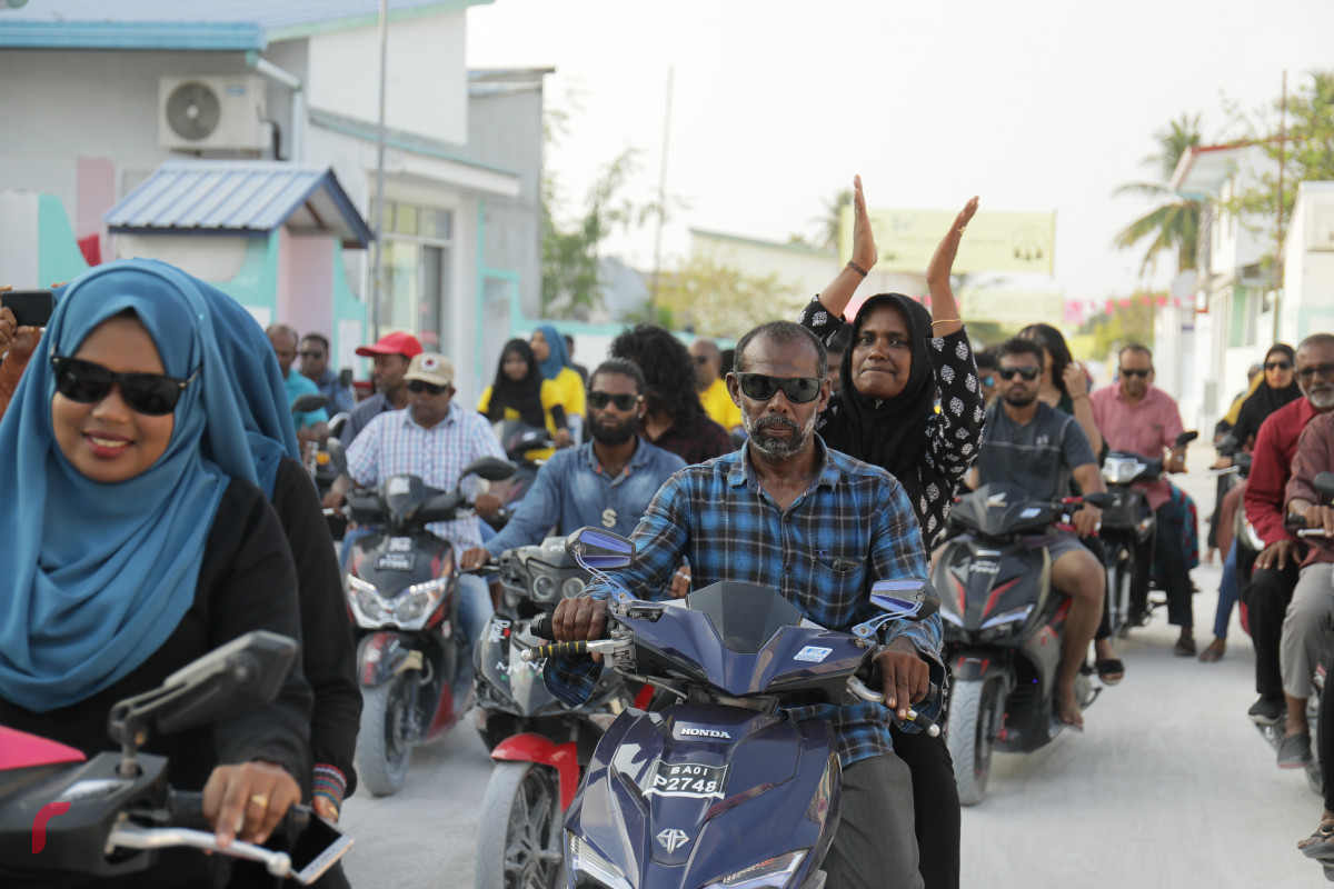 7 މޭޕްރީލް 2019 --އިންތިހާބު ކާމިޔާބުވުމުގެ އުފާ ފާޅުކުރުމުގެ ގޮތުން ހޯރަފުށީގައި ވަނީ ހިނގާލުމެއް ބާއްވާފައި. މި ހިނގާލުމުގައި އަހުމަދު ސަލީމްގެ އިތުރުން ވަރަށް ގިނަ އަދަދެއްގެ ބަޔަކު ވަނީ ބައިވެރިވެފައި-- ފޮޓޯ: ޝުއައިބް މުހައްމަދު/ރާއްޖެ.އެމްވީ