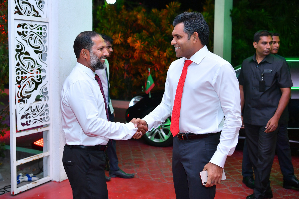 13 އޭޕްރިލް 2019: ޝަހީދުންގެ ދުވަހުގެ މުނާސަބަތުގައި ބާއްވި ރަސްމީ ޖަލްސާގެ ތެރެއިން، ނައިބު ރައީސް އަދި ހޯމް މިނިސްޓަރު. މި ރަސްމިއްޔާތު ޝަރަފްވެރި ކޮއްދެއްވީ ނައިބު ރައީސް ފައިސަލް ނަސީމް -- ފޮޓޯ: ރައީސްއޮފީސް