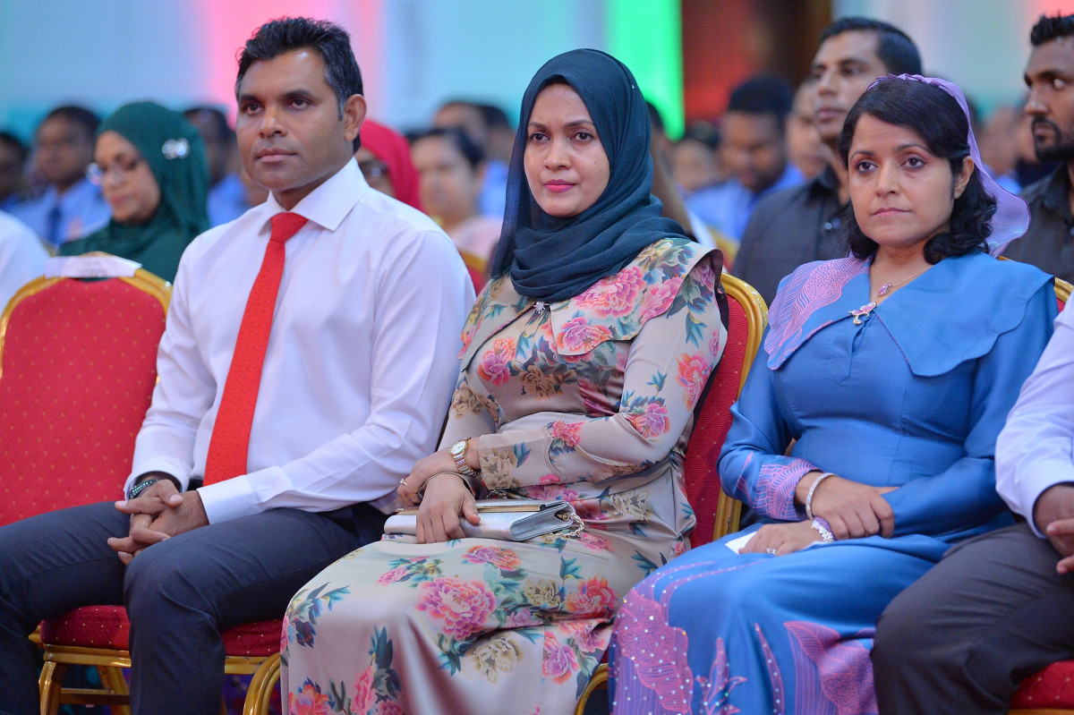 13 އޭޕްރިލް 2019: ޝަހީދުންގެ ދުވަހުގެ މުނާސަބަތުގައި ބޭއްވި ރަސްމީ ޖަލްސާގެ ތެރެއިން، މި ރަސްމިއްޔާތު ޝަރަފްވެރި ކޮއްދެއްވީ ނައިބު ރައީސް ފައިސަލް ނަސީމް -- ފޮޓޯ: ރައީސްއޮފީސް