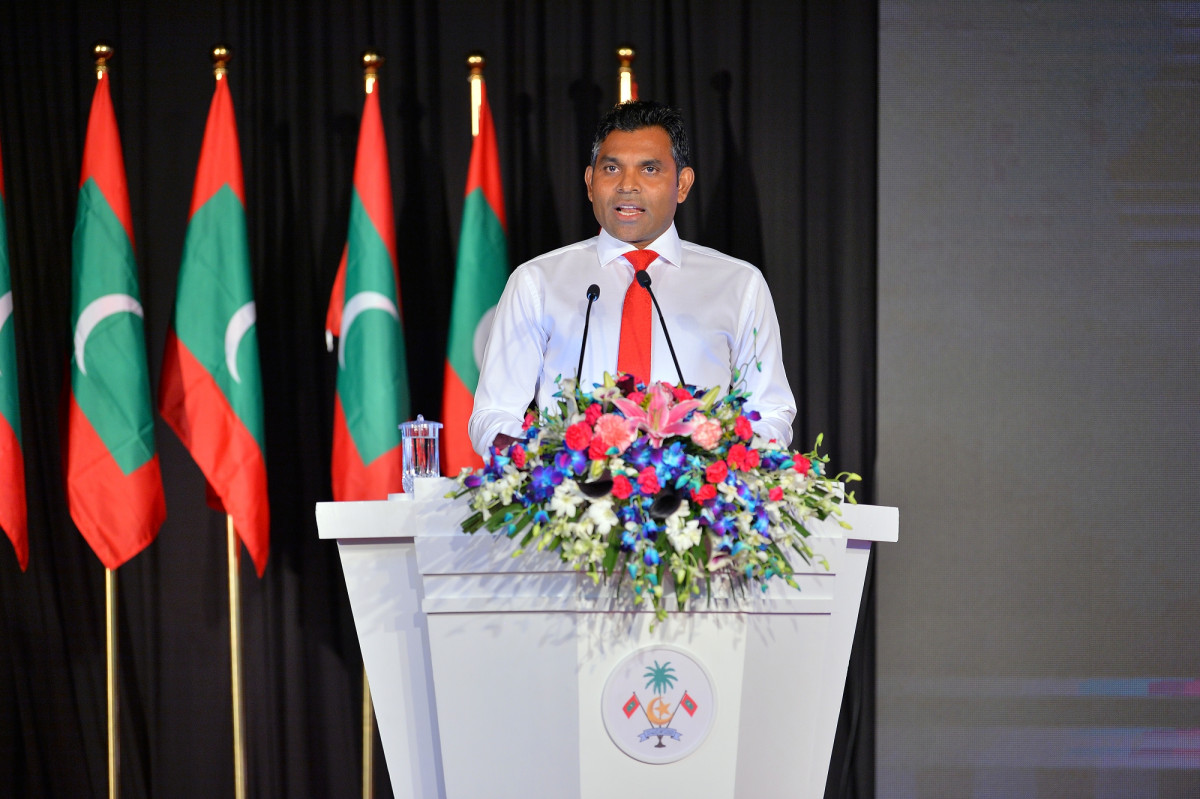 13 އޭޕްރިލް 2019: ޝަހީދުންގެ ދުވަހުގެ މުނާސަބަތުގައި ބޭއްވި ރަސްމީ ޖަލްސާގައި ނައިބު ރައީސް ފައިސަލް ނަސީމް ވާހަކަފުޅު ދައްކަވަނީ -- ފޮޓޯ: ރައީސްއޮފީސް