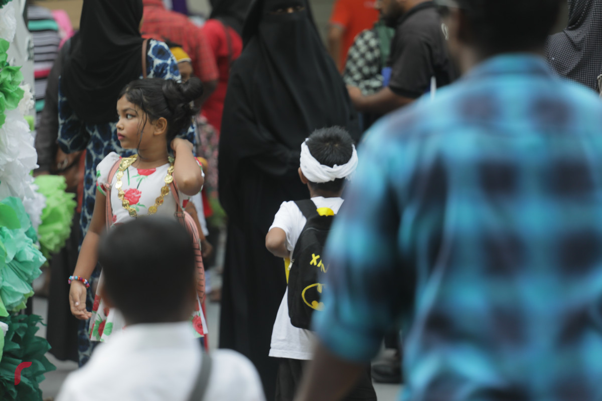 14 އޭޕްރީލް 2019 -- ސްކޫލު ތަކުގައި ދިވެހި ބަހުގެ ދުވަސް މިއަދު ފާހަަގަ ކޮށްފި، އެގޮތުން މިއަދު ދަރިވަރުން ކިޔަވަން ދިޔައީ ދިވެހި ހެދުމުގައި.-- ފޮޓޯ: ޝުއައިބް މުޙައްމަދު