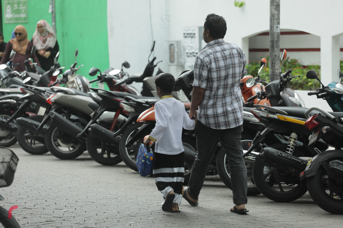 14 އޭޕްރީލް 2019 -- ސްކޫލު ތަކުގައި ދިވެހި ބަހުގެ ދުވަސް މިއަދު ފާހަަގަ ކޮށްފި، އެގޮތުން މިއަދު ދަރިވަރުން ކިޔަވަން ދިޔައީ ދިވެހި ހެދުމުގައި.-- ފޮޓޯ: ޝުއައިބް މުޙައްމަދު