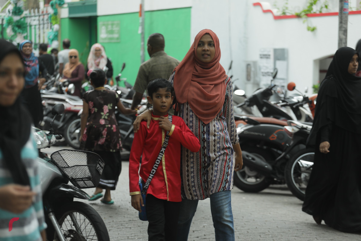 14 އޭޕްރީލް 2019 -- ސްކޫލު ތަކުގައި ދިވެހި ބަހުގެދުވަސް މިއަދު ފާހަަގަ ކޮށްފި، އެގޮތުން މިއަދު ދަރިވަރުން ކިޔަވަން ދިޔައީ ދިވެހި ހެދުމުގައި.-- ފޮޓޯ: ޝުއައިބް މުޙައްމަދު