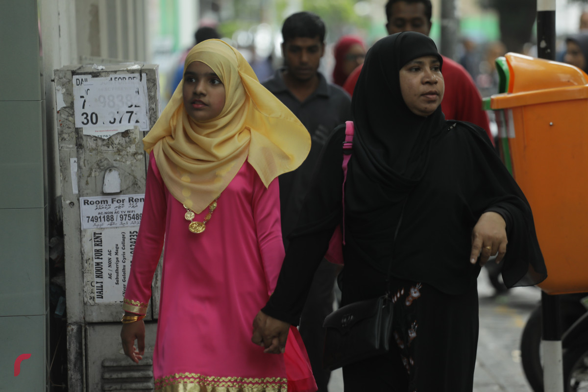 14 އޭޕްރީލް 2019 -- ސްކޫލު ތަކުގައި ދިވެހި ބަހުގެދުވަސް މިއަދު ފާހަަގަ ކޮށްފި، އެގޮތުން މިއަދު ދަރިވަރުން ކިޔަވަން ދިޔައީ ދިވެހި ހެދުމުގައި.-- ފޮޓޯ: ޝުއައިބް މުޙައްމަދު