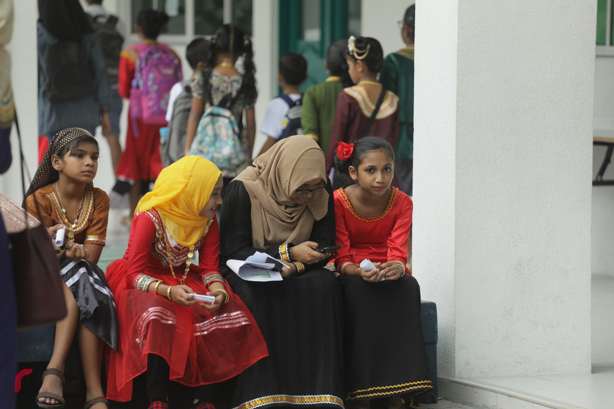 14 އޭޕްރީލް 2019 -- ސްކޫލު ތަކުގައި ދިވެހި ބަހުގެދުވަސް މިއަދު ފާހަަގަ ކޮށްފި، އެގޮތުން މިއަދު ދަރިވަރުން ކިޔަވަން ދިޔައީ ދިވެހި ހެދުމުގައި.-- ފޮޓޯ: ޝުއައިބް މުޙައްމަދު