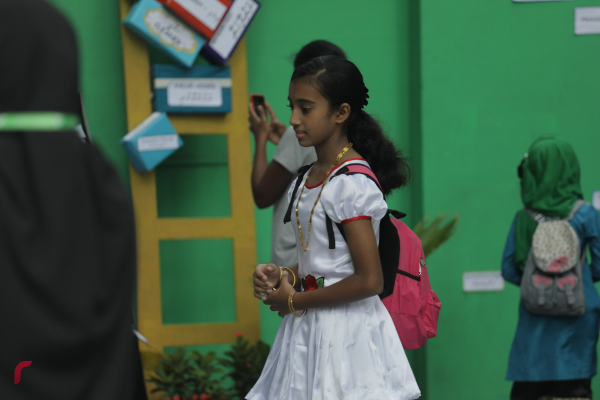 14 އޭޕްރީލް 2019 -- ސްކޫލު ތަކުގައި ދިވެހި ބަހުގެދުވަސް މިއަދު ފާހަަގަ ކޮށްފި، އެގޮތުން މިއަދު ދަރިވަރުން ކިޔަވަން ދިޔައީ ދިވެހި ހެދުމުގައި.-- ފޮޓޯ: ޝުއައިބް މުޙައްމަދު