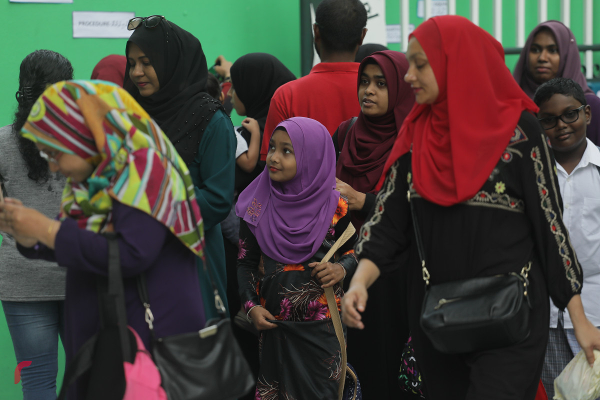 14 އޭޕްރީލް 2019 -- ސްކޫލު ތަކުގައި ދިވެހި ބަހުގެދުވަސް މިއަދު ފާހަަގަ ކޮށްފި، އެގޮތުން މިއަދު ދަރިވަރުން ކިޔަވަން ދިޔައީ ދިވެހި ހެދުމުގައި.-- ފޮޓޯ: ޝުއައިބް މުޙައްމަދު