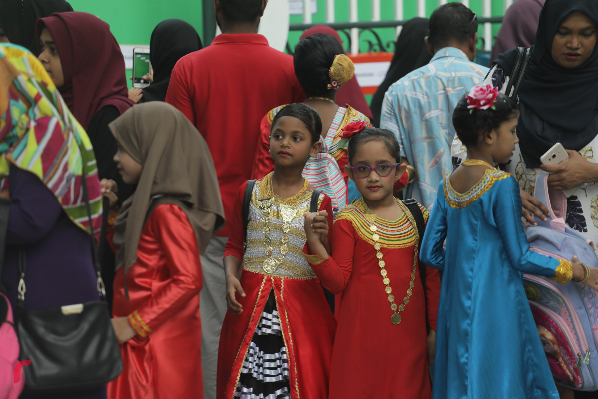 14 އޭޕްރީލް 2019 -- ސްކޫލު ތަކުގައި ދިވެހި ބަހުގެދުވަސް މިއަދު ފާހަަގަ ކޮށްފި، އެގޮތުން މިއަދު ދަރިވަރުން ކިޔަވަން ދިޔައީ ދިވެހި ހެދުމުގައި.-- ފޮޓޯ: ޝުއައިބް މުޙައްމަދު