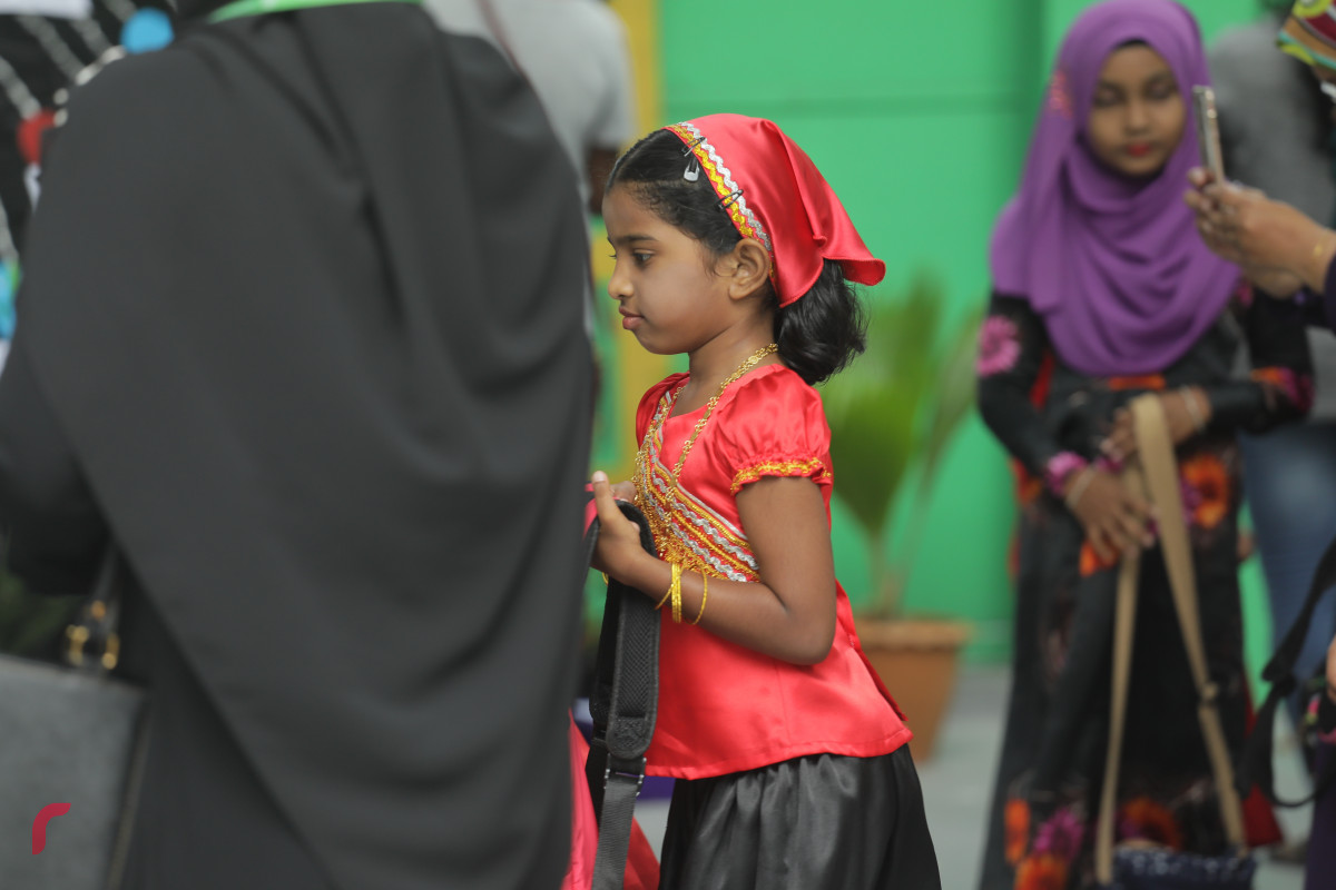 14 އޭޕްރީލް 2019 -- ސްކޫލު ތަކުގައި ދިވެހި ބަހުގެ ދުވަސް މިއަދު ފާހަަގަ ކޮށްފި، އެގޮތުން މިއަދު ދަރިވަރުން ކިޔަވަން ދިޔައީ ދިވެހި ހެދުމުގައި.-- ފޮޓޯ: ޝުއައިބް މުޙައްމަދު