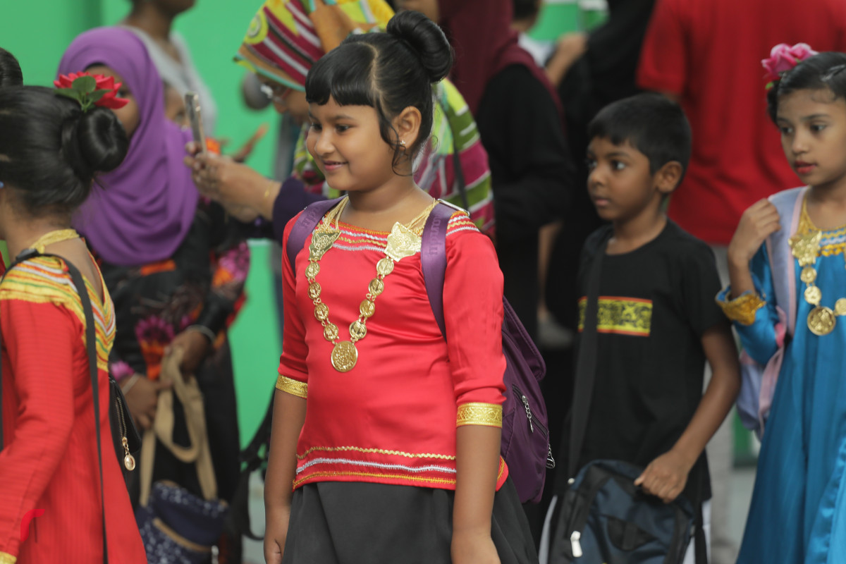 14 އޭޕްރީލް 2019 -- ސްކޫލު ތަކުގައި ދިވެހި ބަހުގެދުވަސް މިއަދު ފާހަަގަ ކޮށްފި، އެގޮތުން މިއަދު ދަރިވަރުން ކިޔަވަން ދިޔައީ ދިވެހި ހެދުމުގައި.-- ފޮޓޯ: ޝުއައިބް މުޙައްމަދު