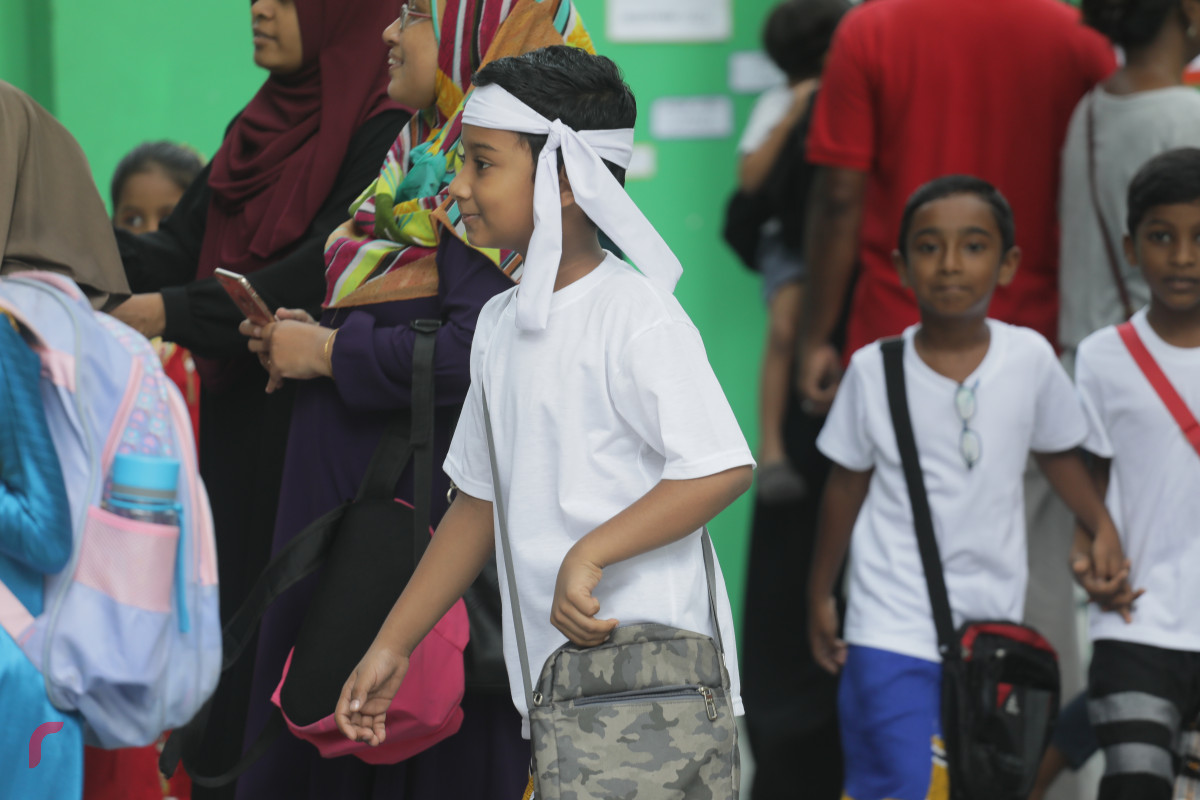 14 އޭޕްރީލް 2019 -- ސްކޫލު ތަކުގައި ދިވެހި ބަހުގެދުވަސް މިއަދު ފާހަަގަ ކޮށްފި، އެގޮތުން މިއަދު ދަރިވަރުން ކިޔަވަން ދިޔައީ ދިވެހި ހެދުމުގައި.-- ފޮޓޯ: ޝުއައިބް މުޙައްމަދު