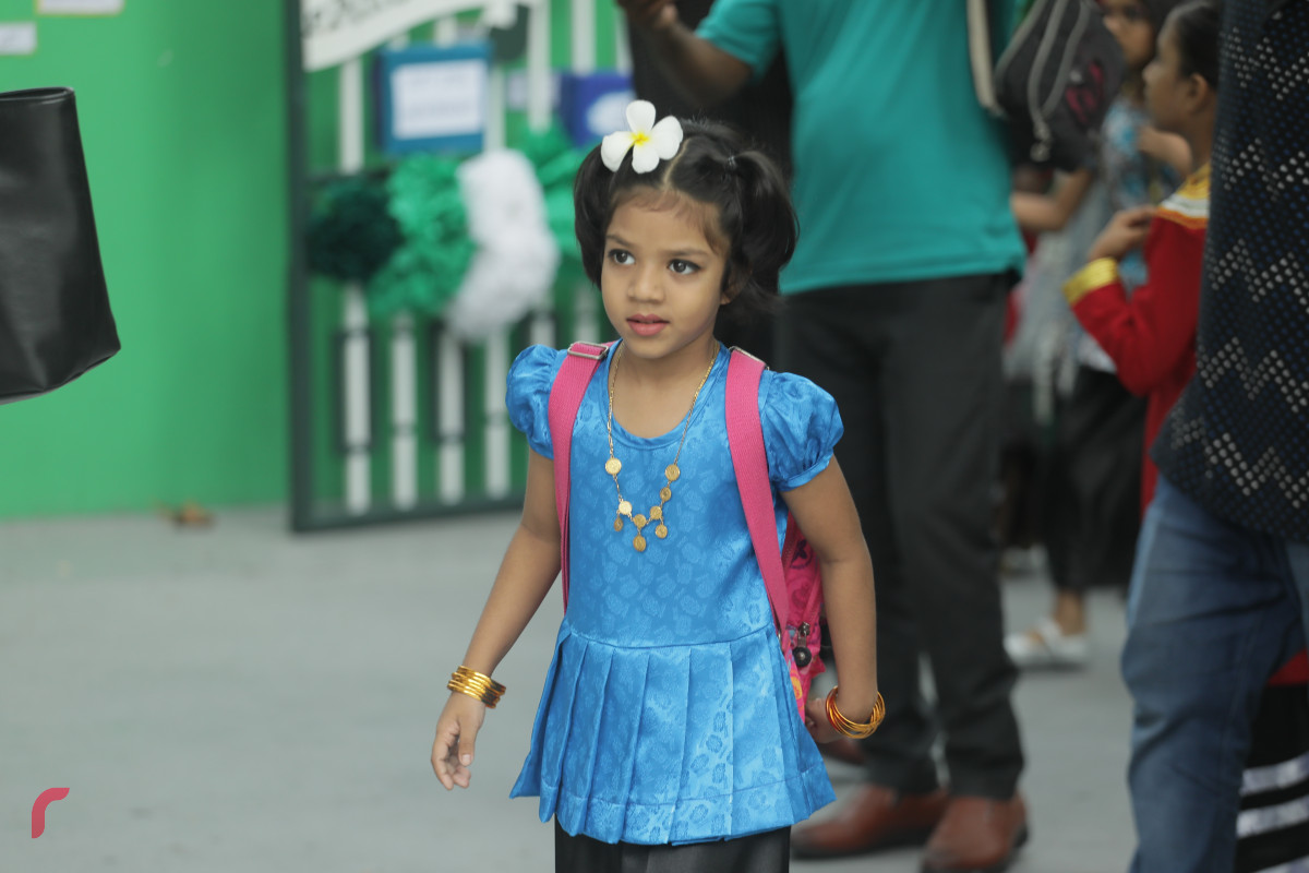 14 އޭޕްރީލް 2019 -- ސްކޫލު ތަކުގައި ދިވެހި ބަހުގެދުވަސް މިއަދު ފާހަަގަ ކޮށްފި، އެގޮތުން މިއަދު ދަރިވަރުން ކިޔަވަން ދިޔައީ ދިވެހި ހެދުމުގައި.-- ފޮޓޯ: ޝުއައިބް މުޙައްމަދު