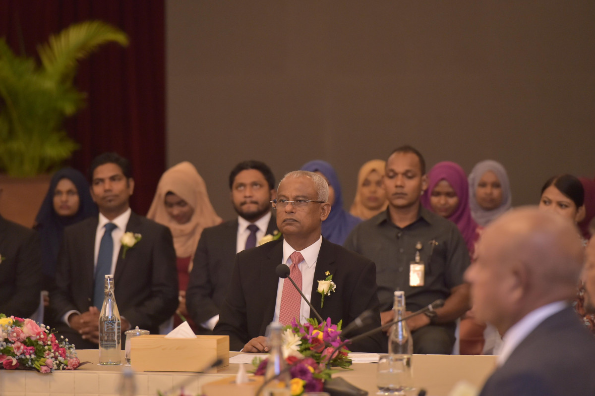 18 އޭޕްރިލް 2019 --ކުރީގެ ހެލްތު މިނިސްޓަރުންގެ ސަމިޓް ރައީސުލް ޖުމްހޫރިއްޔާ އިފްތިތާޙްކޮށް ދެއްވުމަށް ބަނޑޮސް އައިލެންޑް ރިސޯޓްގައި ބޭއްވި ރަސްމިއްޔާތުގެ ތެރެއިން -- ފޮޓޯ: ރައީސް އޮފީސް