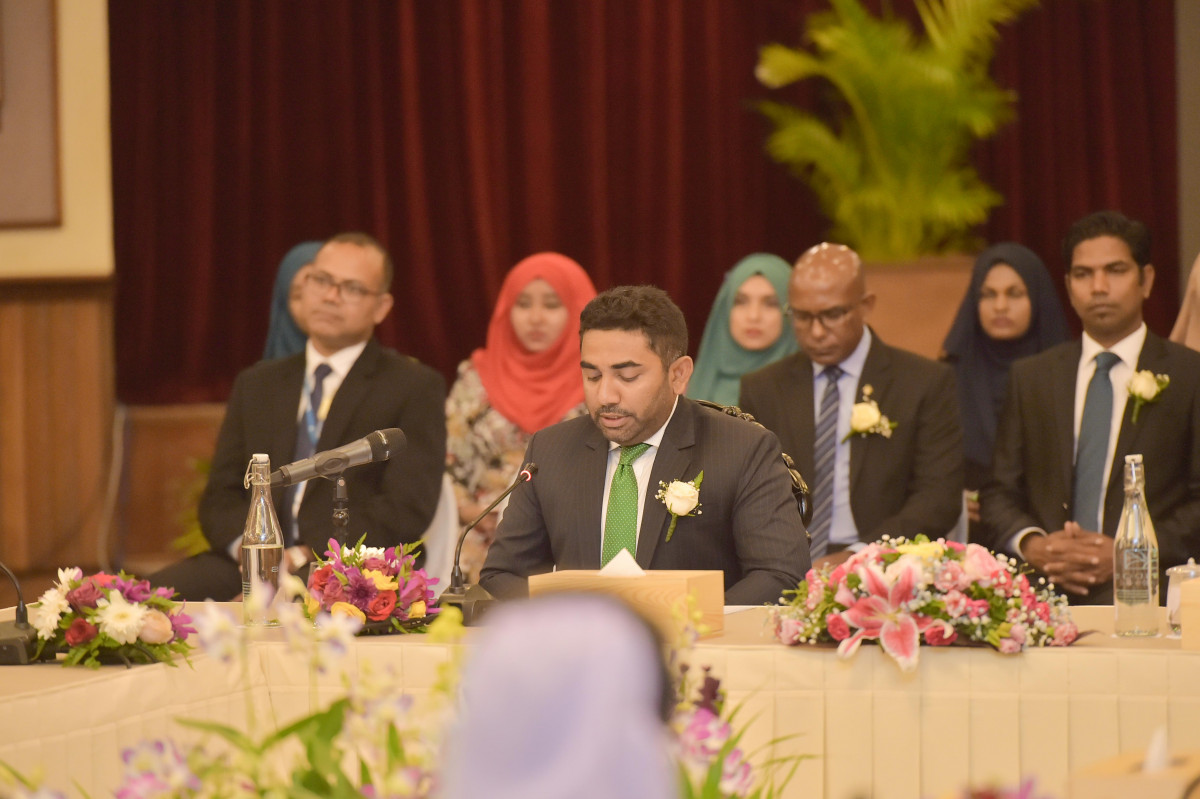 18 އޭޕްރިލް 2019 --ކުރީގެ ހެލްތު މިނިސްޓަރުންގެ ސަމިޓް ރައީސުލް ޖުމްހޫރިއްޔާ އިފްތިތާޙްކޮށް ދެއްވުމަށް ބަނޑޮސް އައިލެންޑް ރިސޯޓްގައި ބޭއްވި ރަސްމިއްޔާތުގެ ތެރެއިން -- ފޮޓޯ: ރައީސް އޮފީސް