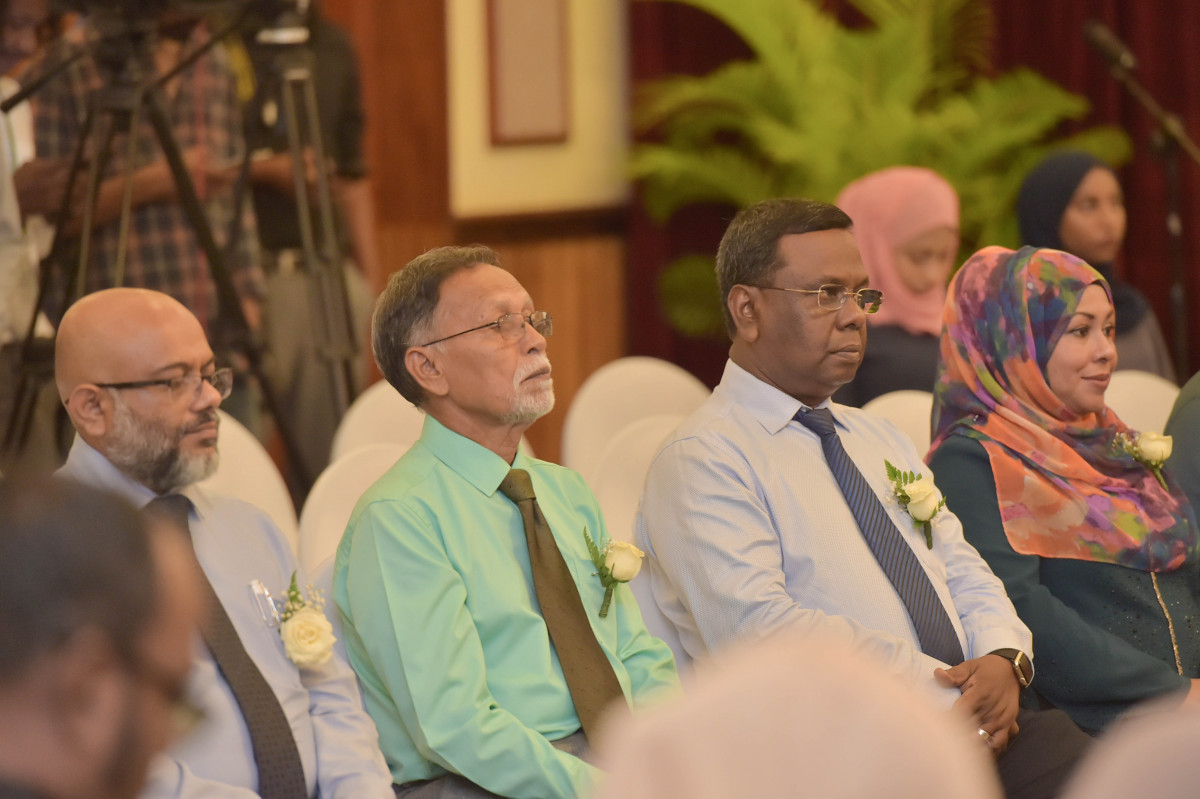 18 އޭޕްރިލް 2019 --ކުރީގެ ހެލްތު މިނިސްޓަރުންގެ ސަމިޓް ރައީސުލް ޖުމްހޫރިއްޔާ އިފްތިތާޙްކޮށް ދެއްވުމަށް ބަނޑޮސް އައިލެންޑް ރިސޯޓްގައި ބޭއްވި ރަސްމިއްޔާތުގެ ތެރެއިން -- ފޮޓޯ: ރައީސް އޮފީސް