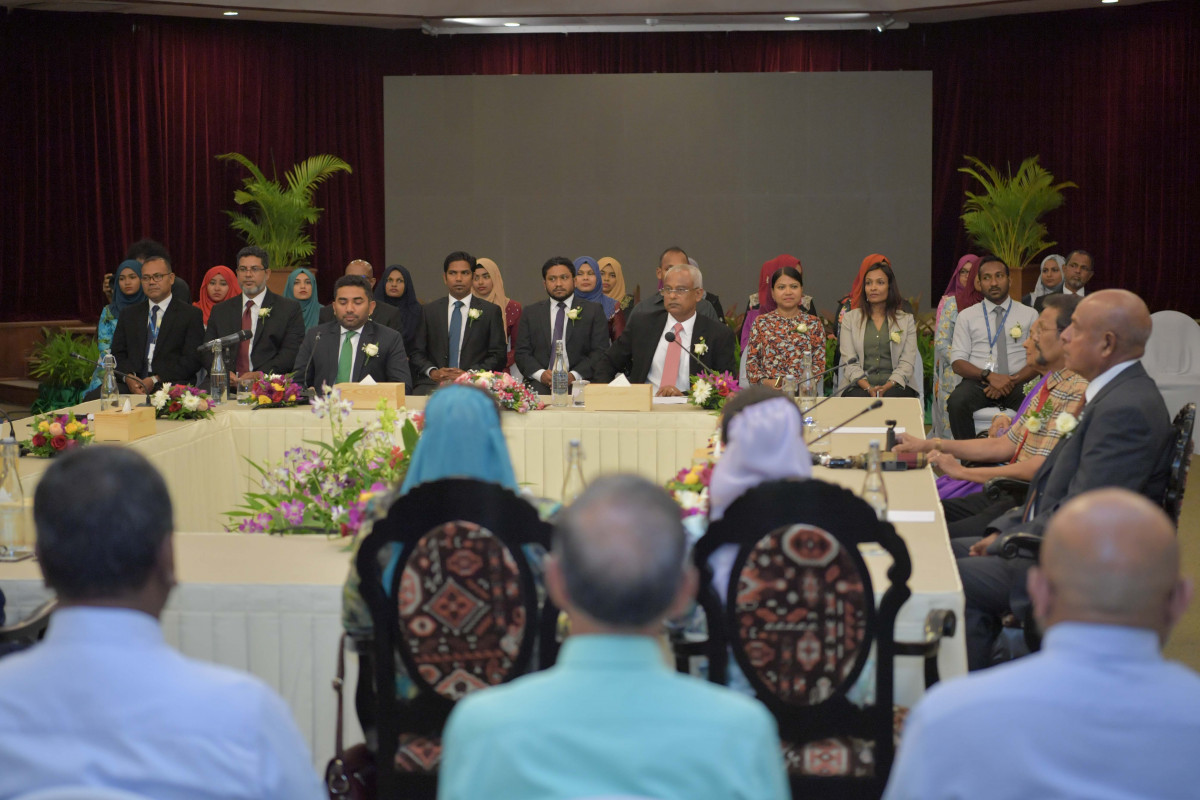 18 އޭޕްރިލް 2019 --ކުރީގެ ހެލްތު މިނިސްޓަރުންގެ ސަމިޓް ރައީސުލް ޖުމްހޫރިއްޔާ އިފްތިތާޙްކޮށް ދެއްވުމަށް ބަނޑޮސް އައިލެންޑް ރިސޯޓްގައި ބޭއްވި ރަސްމިއްޔާތުގެ ތެރެއިން -- ފޮޓޯ: ރައީސް އޮފީސް