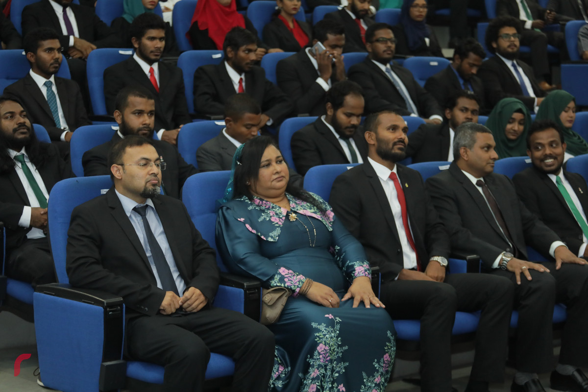 18 އޭޕްރިލް 2019 -- ގައުމީ ޔުނިވާސިޓީގެ ސްޓޫޑެންޓް ޔޫނިއަންގެ އެކި މަގާމުތަކަށް އައްޔަންކުރެވުނު ދަރިވަރުންނަށް މަގާމު ހަވާލުކުރުމާއި ގޮފިތައް އިފްތިތާހުކުރުމަށް ބޭއްވި ރަސްމިއްޔާތުގެ ތެރެއިން ފޮޓޯ: ޝުޢައިބް މުހައްމަދު