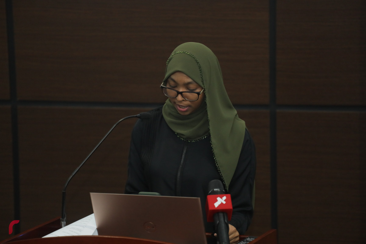 18 އޭޕްރިލް 2019 -- ގައުމީ ޔުނިވާސިޓީގެ ސްޓޫޑެންޓް ޔޫނިއަންގެ އެކި މަގާމުތަކަށް އައްޔަންކުރެވުނު ދަރިވަރުންނަށް މަގާމު ހަވާލުކުރުމާއި ގޮފިތައް އިފްތިތާހުކުރުމަށް ބޭއްވި ރަސްމިއްޔާތުގެ ތެރެއިން ފޮޓޯ: ޝުޢައިބް މުހައްމަދު