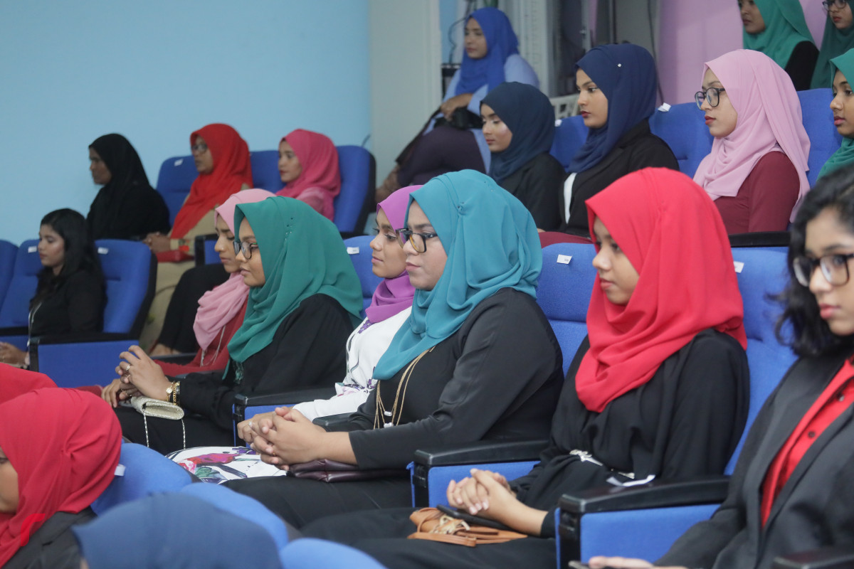 18 އޭޕްރިލް 2019 -- ގައުމީ ޔުނިވާސިޓީގެ ސްޓޫޑެންޓް ޔޫނިއަންގެ އެކި މަގާމުތަކަށް އައްޔަންކުރެވުނު ދަރިވަރުންނަށް މަގާމު ހަވާލުކުރުމާއި ގޮފިތައް އިފްތިތާހުކުރުމަށް ބޭއްވި ރަސްމިއްޔާތުގެ ތެރެއިން ފޮޓޯ: ޝުޢައިބް މުހައްމަދު