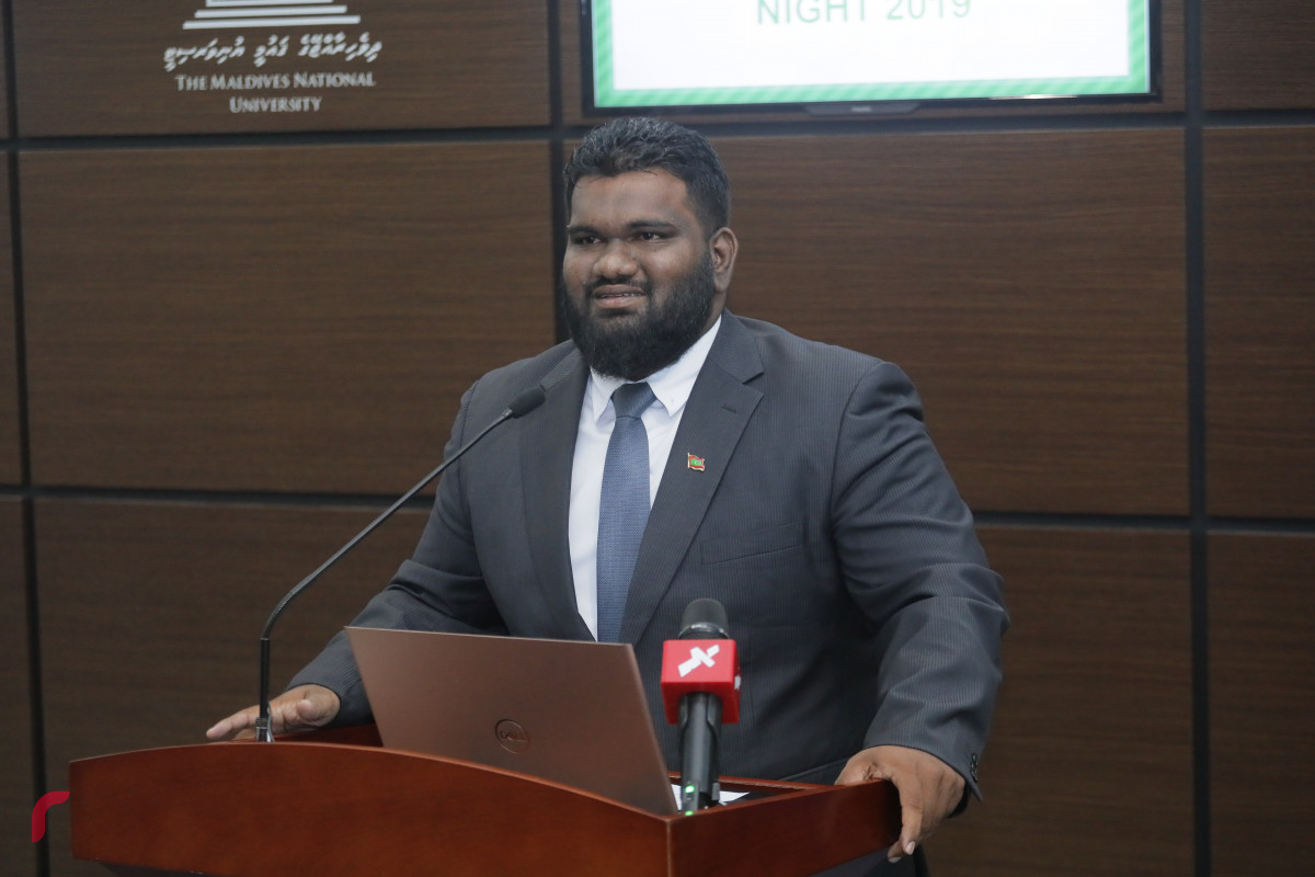 18 އޭޕްރިލް 2019 -- ގައުމީ ޔުނިވާސިޓީގެ ސްޓޫޑެންޓް ޔޫނިއަންގެ އެކި މަގާމުތަކަށް އައްޔަންކުރެވުނު ދަރިވަރުންނަށް މަގާމު ހަވާލުކުރުމާއި ގޮފިތައް އިފްތިތާހުކުރުމަށް ބޭއްވި ރަސްމިއްޔާތުގެ ތެރެއިން ފޮޓޯ: ޝުޢައިބް މުހައްމަދު