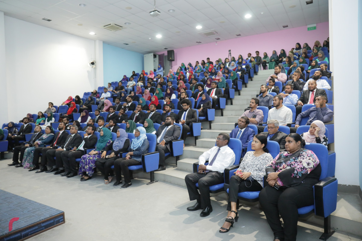 18 އޭޕްރިލް 2019 -- ގައުމީ ޔުނިވާސިޓީގެ ސްޓޫޑެންޓް ޔޫނިއަންގެ އެކި މަގާމުތަކަށް އައްޔަންކުރެވުނު ދަރިވަރުންނަށް މަގާމު ހަވާލުކުރުމާއި ގޮފިތައް އިފްތިތާހުކުރުމަށް ބޭއްވި ރަސްމިއްޔާތުގެ ތެރެއިން ފޮޓޯ: ޝުޢައިބް މުހައްމަދު