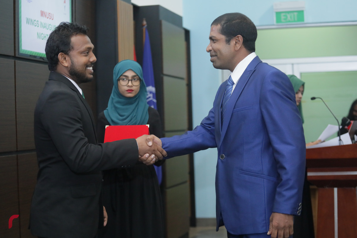 18 އޭޕްރިލް 2019 -- ގައުމީ ޔުނިވާސިޓީގެ ސްޓޫޑެންޓް ޔޫނިއަންގެ އެކި މަގާމުތަކަށް އައްޔަންކުރެވުނު ދަރިވަރުންނަށް މަގާމު ހަވާލުކުރުމާއި ގޮފިތައް އިފްތިތާހުކުރުމަށް ބޭއްވި ރަސްމިއްޔާތުގެ ތެރެއިން ފޮޓޯ: ޝުޢައިބް މުހައްމަދު