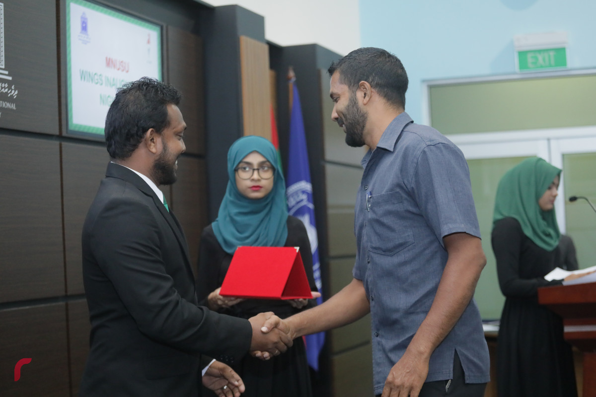 18 އޭޕްރިލް 2019 -- ގައުމީ ޔުނިވާސިޓީގެ ސްޓޫޑެންޓް ޔޫނިއަންގެ އެކި މަގާމުތަކަށް އައްޔަންކުރެވުނު ދަރިވަރުންނަށް މަގާމު ހަވާލުކުރުމާއި ގޮފިތައް އިފްތިތާހުކުރުމަށް ބޭއްވި ރަސްމިއްޔާތުގެ ތެރެއިން ފޮޓޯ: ޝުޢައިބް މުހައްމަދު