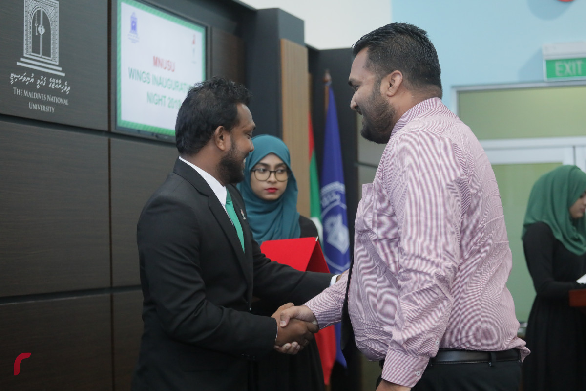 18 އޭޕްރިލް 2019 -- ގައުމީ ޔުނިވާސިޓީގެ ސްޓޫޑެންޓް ޔޫނިއަންގެ އެކި މަގާމުތަކަށް އައްޔަންކުރެވުނު ދަރިވަރުންނަށް މަގާމު ހަވާލުކުރުމާއި ގޮފިތައް އިފްތިތާހުކުރުމަށް ބޭއްވި ރަސްމިއްޔާތުގެ ތެރެއިން ފޮޓޯ: ޝުޢައިބް މުހައްމަދު