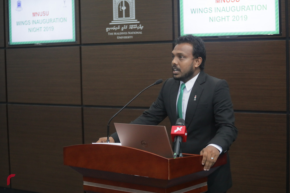 18 އޭޕްރިލް 2019 -- ގައުމީ ޔުނިވާސިޓީގެ ސްޓޫޑެންޓް ޔޫނިއަންގެ އެކި މަގާމުތަކަށް އައްޔަންކުރެވުނު ދަރިވަރުންނަށް މަގާމު ހަވާލުކުރުމާއި ގޮފިތައް އިފްތިތާހުކުރުމަށް ބޭއްވި ރަސްމިއްޔާތުގެ ތެރެއިން ފޮޓޯ: ޝުޢައިބް މުހައްމަދު