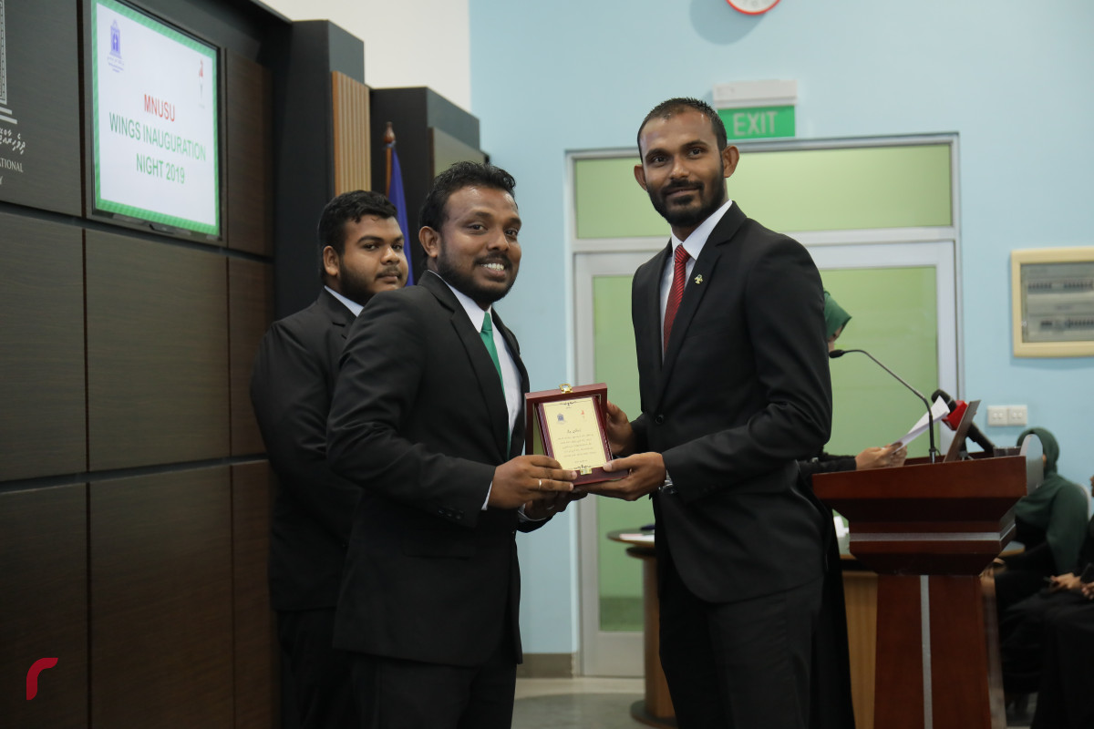 18 އޭޕްރިލް 2019 -- ގައުމީ ޔުނިވާސިޓީގެ ސްޓޫޑެންޓް ޔޫނިއަންގެ އެކި މަގާމުތަކަށް އައްޔަންކުރެވުނު ދަރިވަރުންނަށް މަގާމު ހަވާލުކުރުމާއި ގޮފިތައް އިފްތިތާހުކުރުމަށް ބޭއްވި ރަސްމިއްޔާތުގެ ތެރެއިން ފޮޓޯ: ޝުޢައިބް މުހައްމަދު