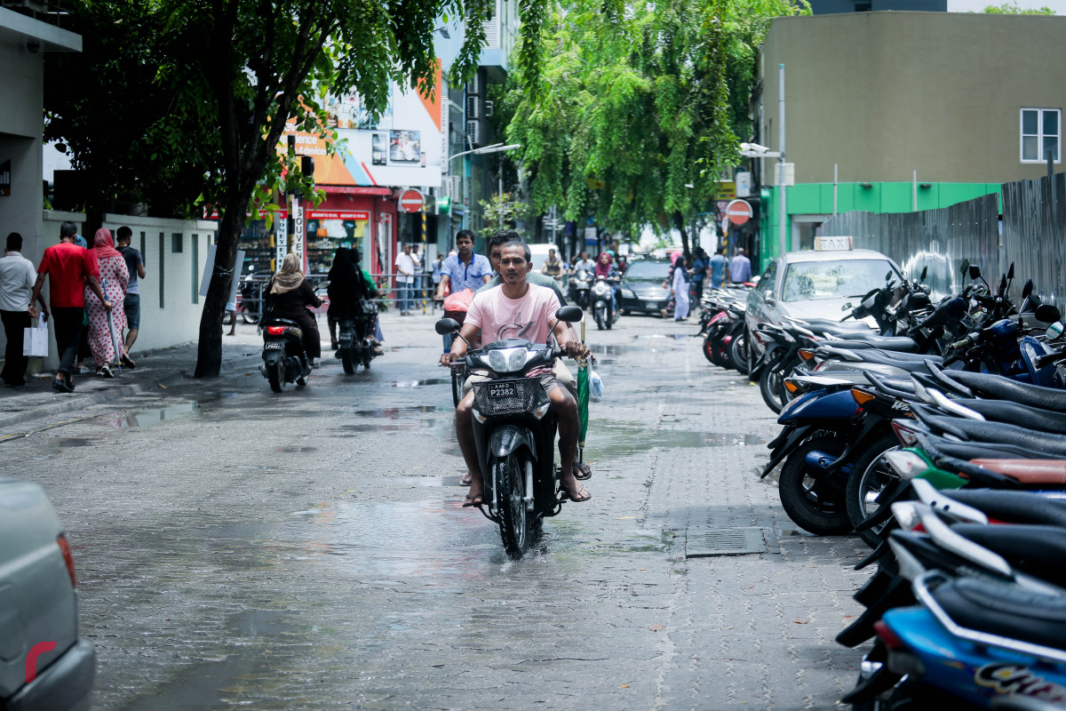 20 އޭޕްރިލް 2019: މާލެ އަށް ކުރަމުންދާ ވިއްސާރައިގައި މާލޭގެ މަގެއްގައި ފެންބޮޑުވެފައި-- ފޮޓޯ: ޝުއައިބް މުހައްމަދު