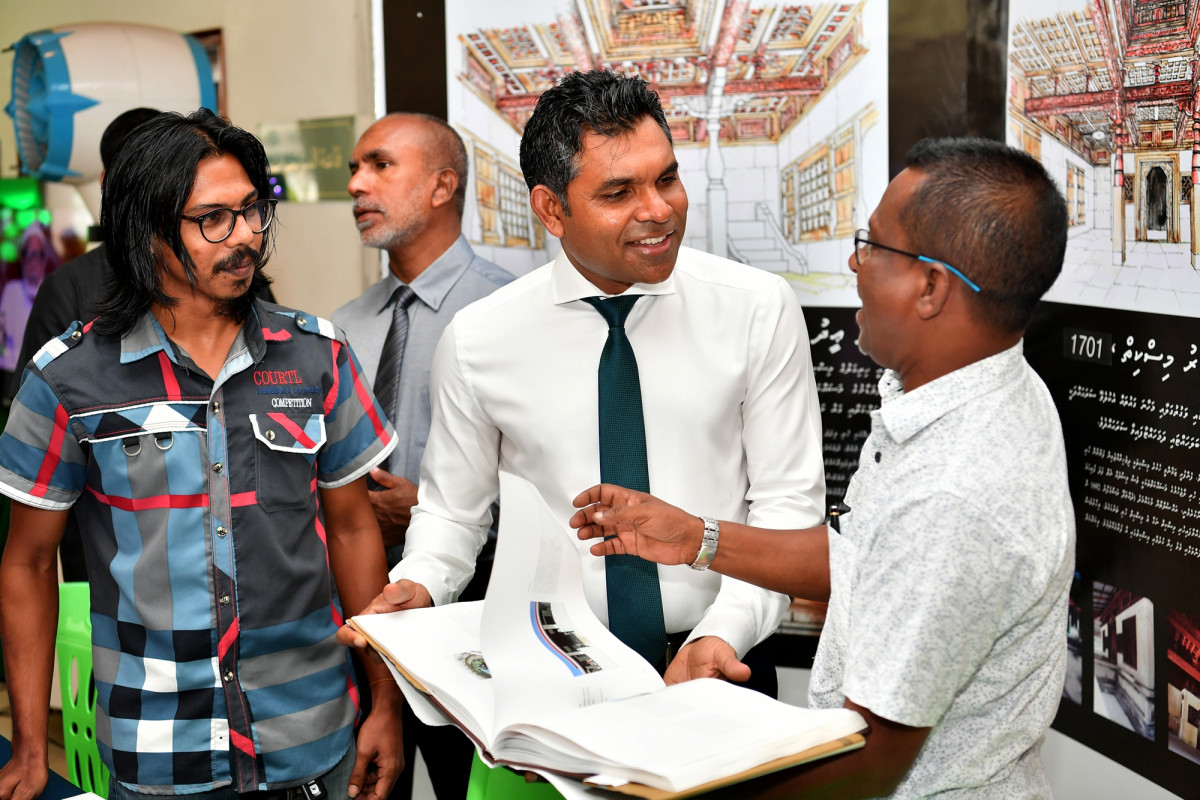 20 އޭޕްރިލް 2019 --"ދަރުމަ ކަމާކެމި" ހަރަކާތް އިފްތިތާހު ކުރުމުގެ ތެރެއިން: ނައިބު ރައީސް ސްޓޯލްތައް ބައްލަވާލައްވަނީ -- ފޮޓޯ: ރައީސް އޮފީސް،