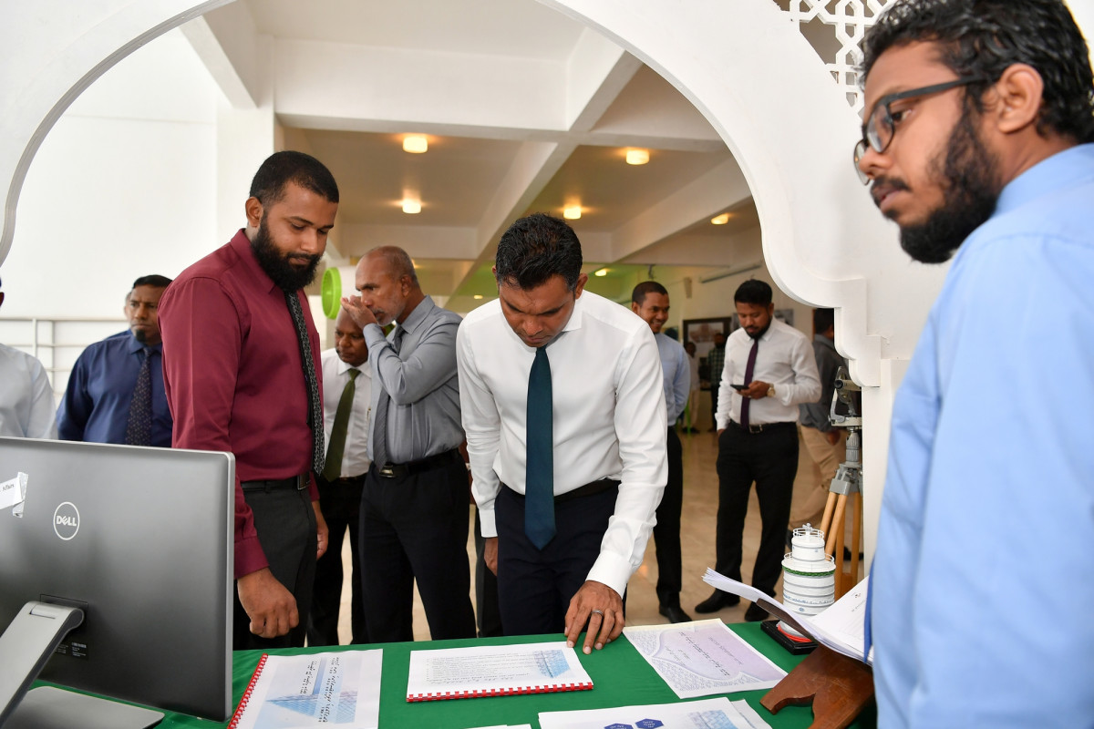 20 އޭޕްރިލް 2019 --"ދަރުމަ ކަމާކެމި" ހަރަކާތް އިފްތިތާހު ކުރުމުގެ ތެރެއިން: ނައިބު ރައީސް ސްޓޯލްތައް ބައްލަވާލައްވަނީ -- ފޮޓޯ: ރައީސް އޮފީސް،