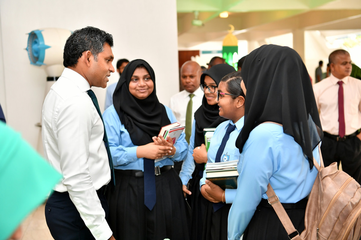 20 އޭޕްރިލް 2019 --"ދަރުމަ ކަމާކެމި" ހަރަކާތް އިފްތިތާހު ކުރުމުގެ ތެރެއިން: ނައިބު ރައީސް ސްޓޯލްތައް ބައްލަވާލައްވަނީ -- ފޮޓޯ: ރައީސް އޮފީސް،