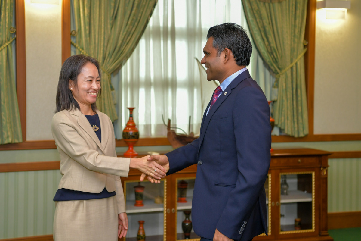 21 އޭޕްރިލް 2019 --އދ ގެ ރެޒިޑެންޓް ކޯޑިނޭޓަރ ރައީސުލްޖުމްހޫރިއްޔާގެ ނާއިބުގެ އަރިހަށް ކުރެއްވި ވަދާއީ ޒިޔާރަތުގެ ތެރެއިން-- ފޮޓޯ:ރައީސް އޮފީސް