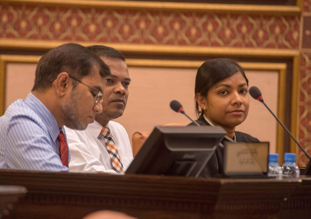 ރައްޔިތުންގެ މަޖިލީހުގެ ޖަލްސާގައި އައްޑޫ ސިޓީގެ ބައެއް ދާއިރާތަކުގެ މެމްބަރުން: އެ ބިލު މަޖިލީހަށް ހުށަހެޅުއްވީ އަލީ ނިޒާރު