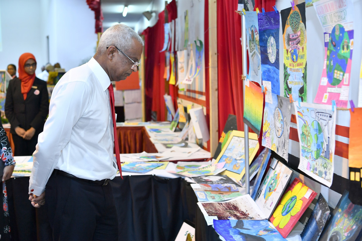 25 އޭޕްރިލް 2019 --އިސްކަންދަރު ސުކޫލަށް 58 އަހަރު ފުރުން ފާހަގަ ކުރުމަށް ބޭއްވި ރަސްމިއްޔާތުގެ ތެރެއިން، މި ރަސްމައްޔާތު ޝަރަފުވެރި ކޮށްދެއްވީ ރައީސުލް ޖުމްހޫރިއްޔާ-- ފޮޓޯ: ރައީސް އޮފީސް