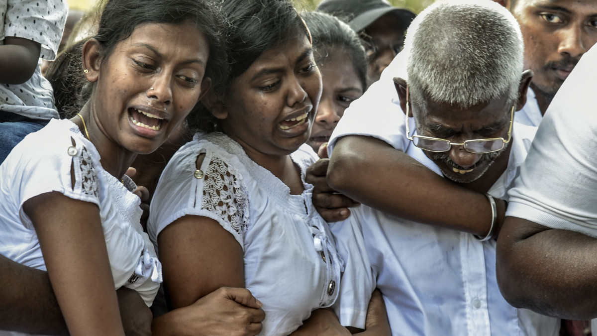 ލަންކާއަށް އާދިއްތަ ދުވަހު ދިން ބޮމުގެ ހަމަލާގައި 250 އަށް ވުރެ ގިނަ މީހުން ވަނީ މަރުވެފައި