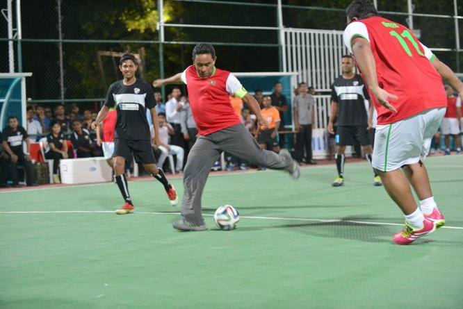 ރައީސް ޔާމީން ފުޓްސަލް ކުޅުއްވަނީ