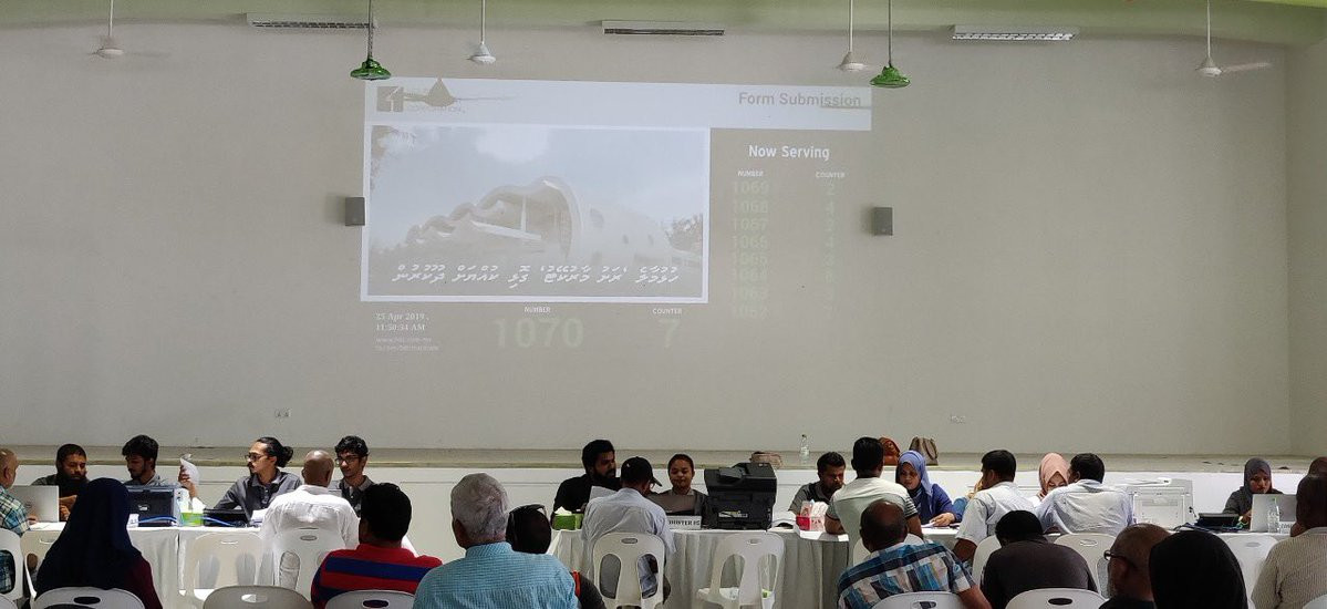 \'\'ރަށު މާކެޓް\'\'ގެ ގޮޅިތަކަށް ފޯމު ހުށައަޅަން ބަޔަކު ކިޔުގައި ޖެހިގެން