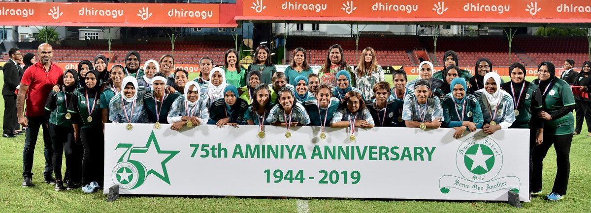 އަމީނިއްޔާ ސްކޫލްގެ 75 ވަނަ އަހަރީ ދުވަސް ފާހަގަކުރުމަށް ކުޅުނު ފުޓުބޯޅަ މެޗަށް ފަހުގައި ނަގާފައިވާ ފޮޓޯއެއް