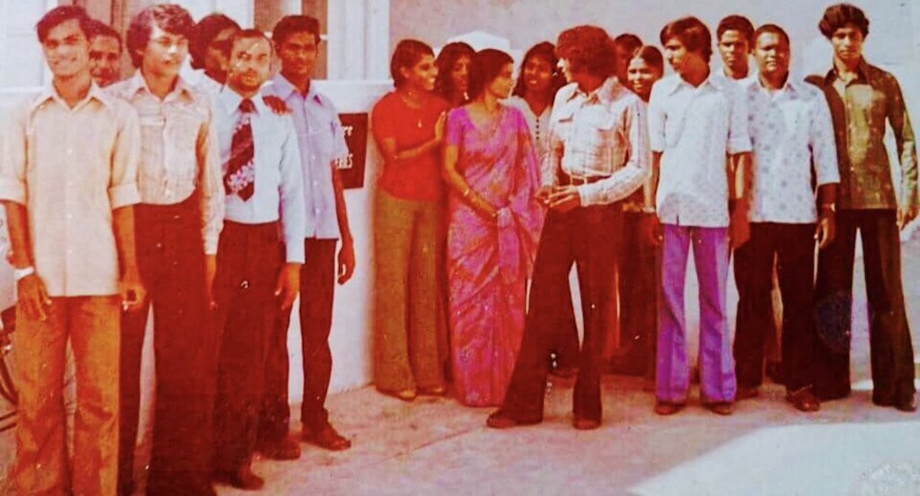 އެންމެ ފުރަތަމަ ކަނޑައެޅުނު ރަސްމީ ހެދުމާއެކު، ސަރުކާރުގެ މުވައްޒަފުންތަކެއް