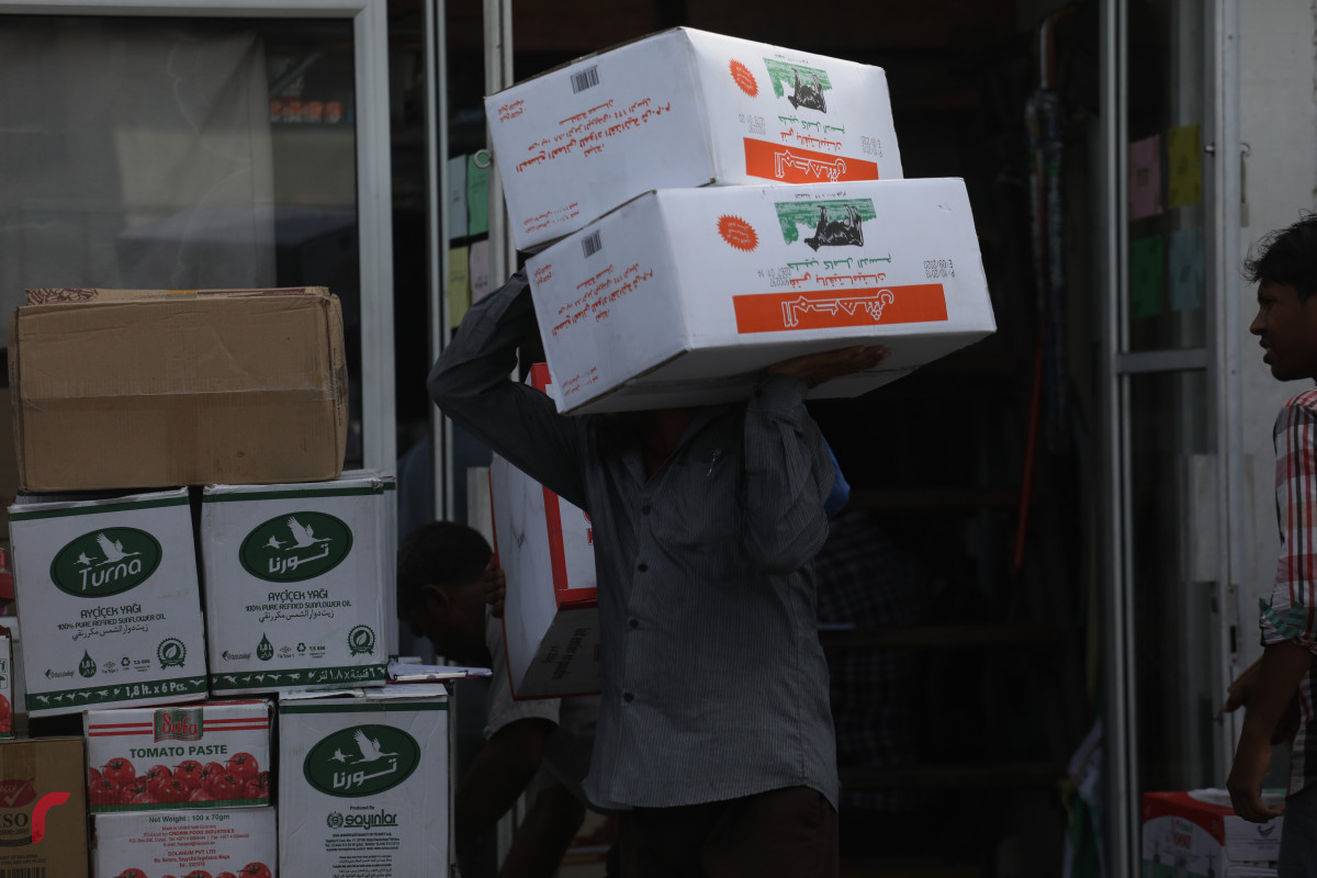 05 މެއި 2019: މާލޭ އުތުރު ފަރާތު ބަނދަރު ސަރަހައްދުގައި އުޅަނދަކަށް އެރުވުމަށް މީހަކު މުދާތަކެއް ގެންދަނީ. -- ފޮޓޯ: ޝުއައިބް މުހައްމަދު