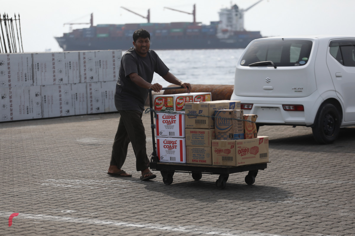 05 މެއި 2019: މާލޭ އުތުރު ފަރާތު ބަނދަރު ސަރަހައްދުގައި އުޅަނދަކަށް އެރުވުމަށް މީހަކު މުދާތަކެއް ގެންދަނީ. -- ފޮޓޯ: ޝުއައިބް މުހައްމަދު