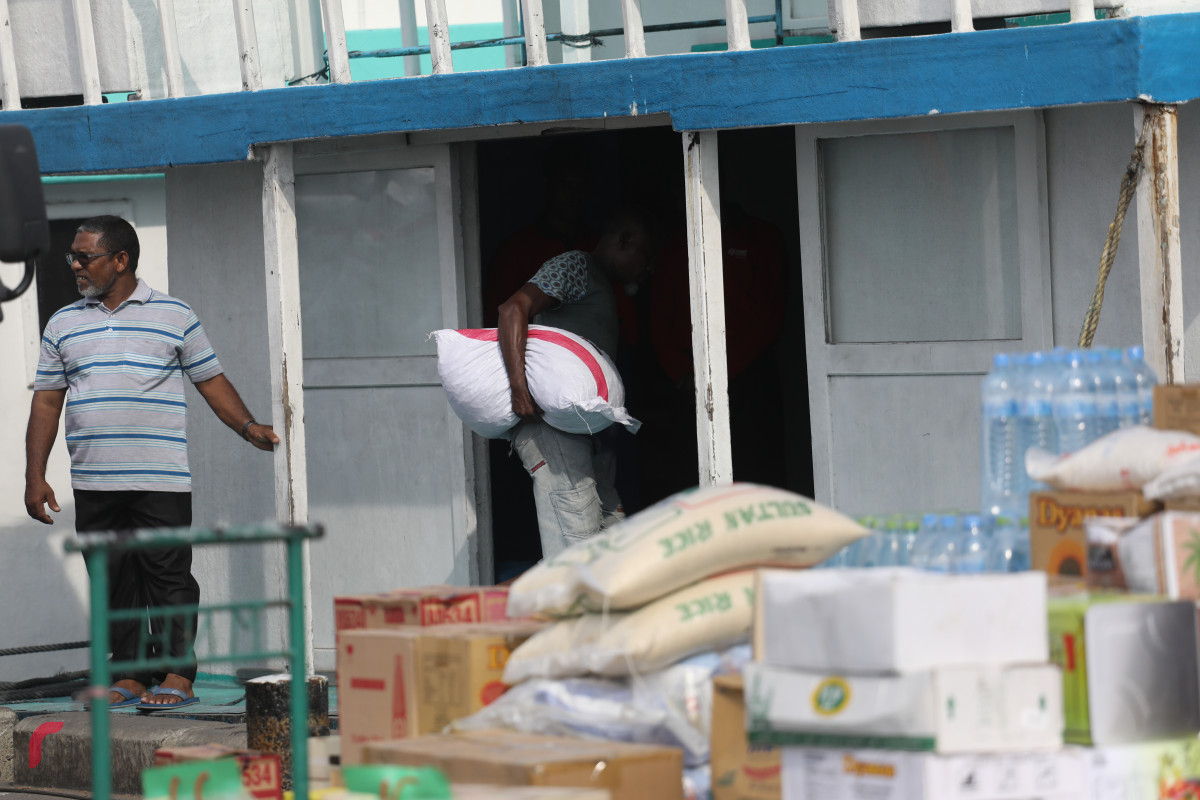 05 މެއި 2019: މީހަކު ބޯޓަކަށް މުދާ އަރުވަނީ -- ފޮޓޯ: ޝުއައިބް މުހައްމަދު