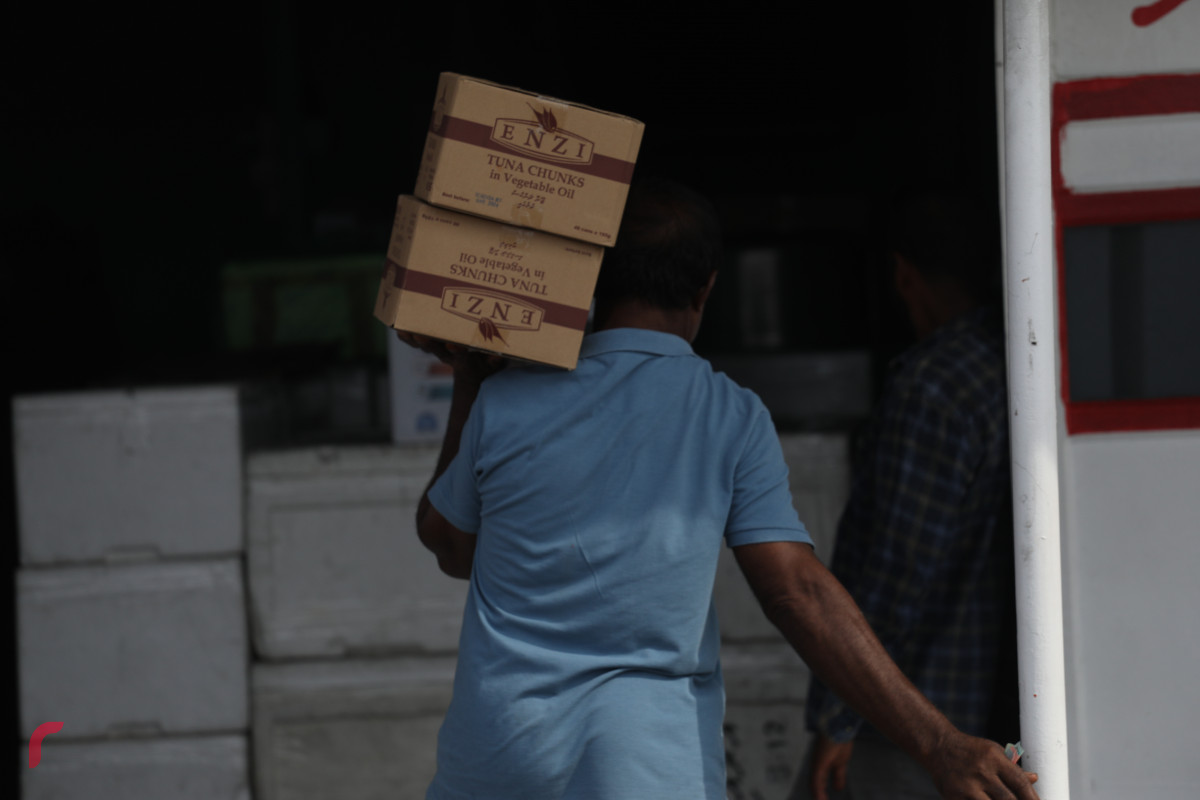 05 މެއި 2019 --05 މެއި 2019: މާލޭ އުތުރު ފަރާތު ބަނދަރު ސަރަހައްދުގައި އުޅަނދަކަށް މީހަކު މުދާ އަރުވަނީ. -- ފޮޓޯ: ޝުއައިބް މުހައްމަދު-- ފޮޓޯ: ޝުއައިބް މުހައްމަދު