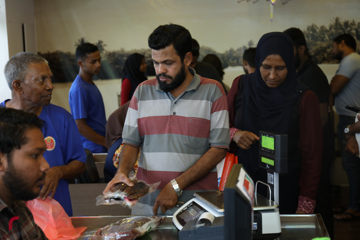 05 މެއި 2019 : ގޭތެރޭގައި ހިފާ ގެންގުޅޭ ސާމާނާއި ކާބޯތަކެތި ގަތުމަށް އެތައް ބަޔަކު ވަނީ ކިޔު ޖެހިފައި-- ފޮޓޯ: ޝުއައިބް މުހައްމަދު