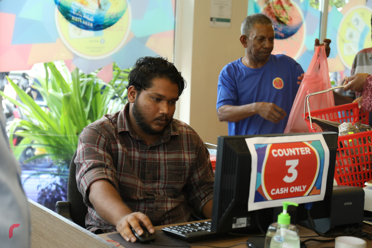 05 މެއި 2019: މާލޭގެ ފިހާރައެއްގެ ކައުންޓަރު. ފިހާރަތަކަށް ވަނީ ބާރު ބޮޑުވެފައި -- ފޮޓޯ: ޝުއައިބް މުހައްމަދު